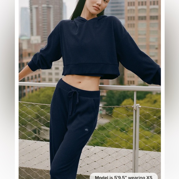 ALO Yoga Pants - Alo Yoga Women's Navy muse sweatpants